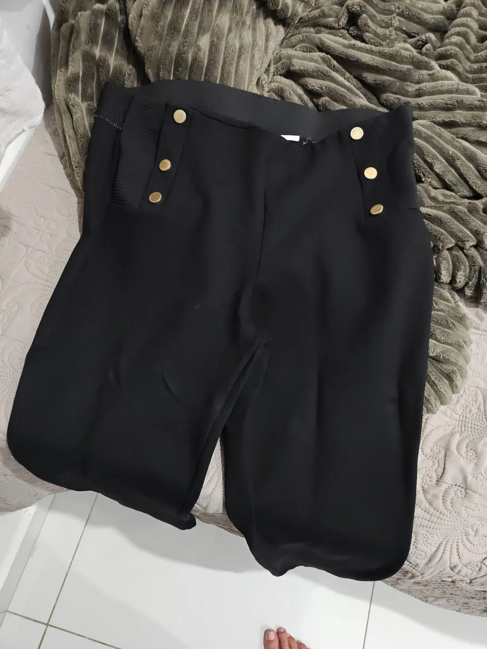 Calça preta com botões dourados