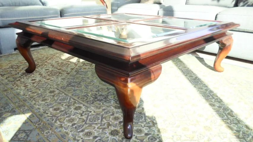 MESA DE CENTRO MADEIRA QUADRADA E TAMPO DE VIDRO- ESTILO INGLES ( Antiga) - Foto 3