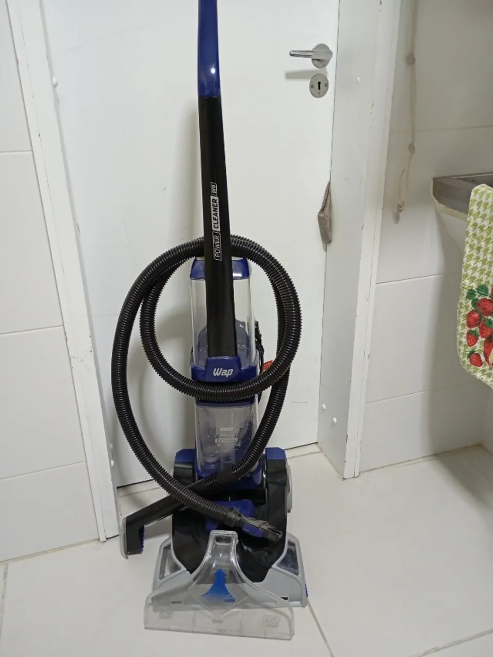 Extratora e higienizadora vertical WAP POWER CLEAN PRO GATILHO SPRAY 110v
