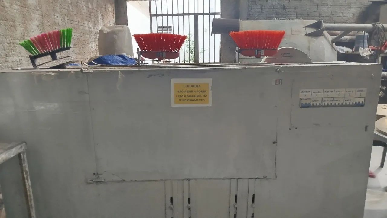 Máquinas para fábrica de vassouras e escovas de lavar roupa, com 8 máquinas. - Foto 6