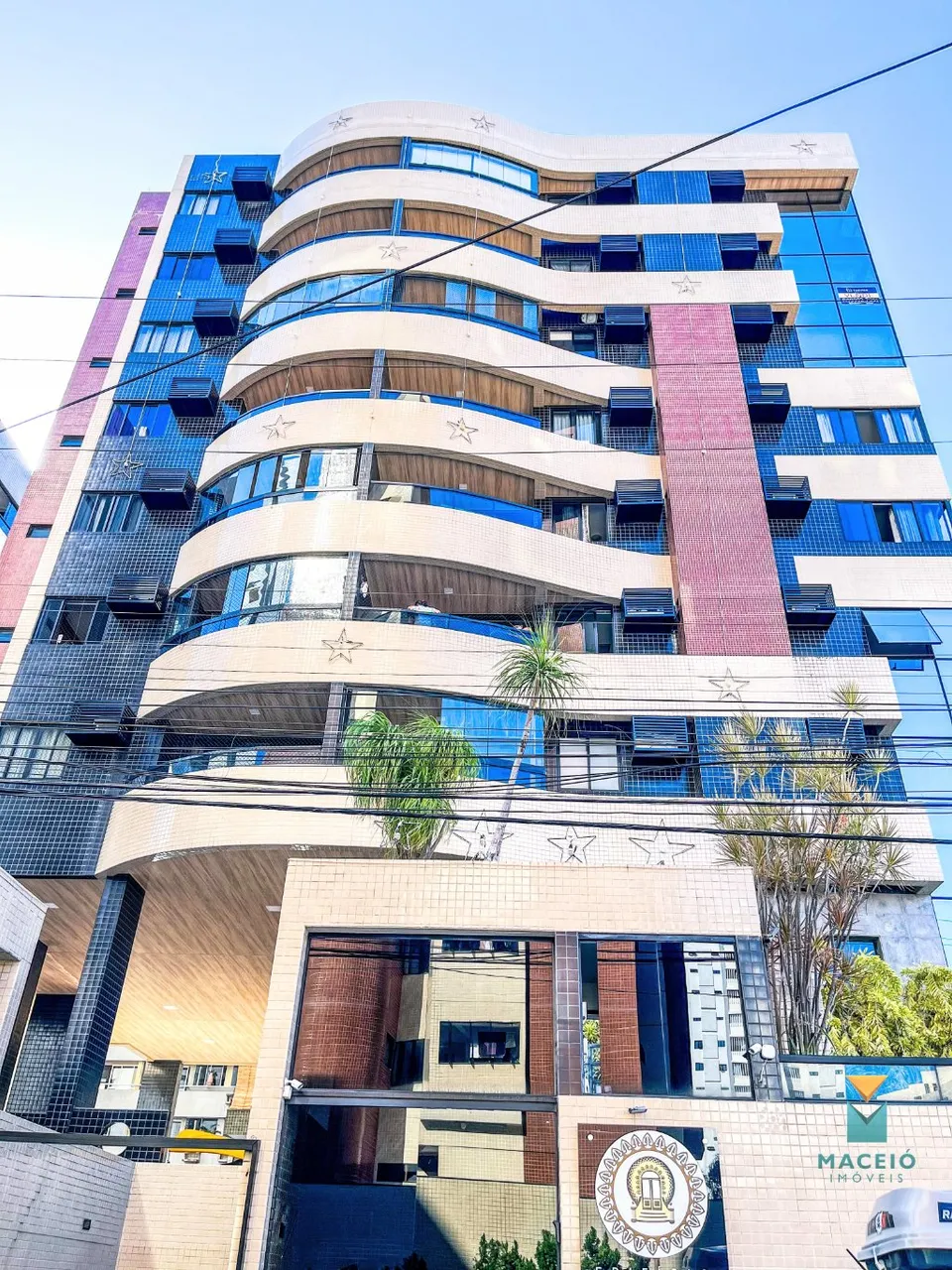 Apartamento com 138m² - 03 suítes, s/ 01 reversível, varanda c/ vista para mar, 02 vgs, Po