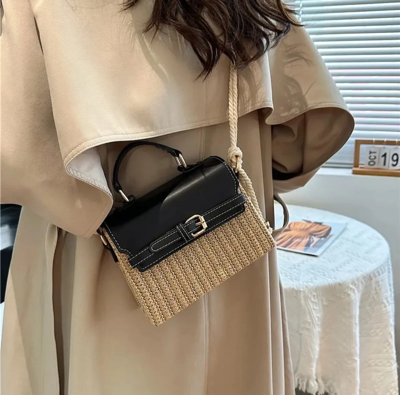 Bolsa feminina moderna com detalhes em palha e couro