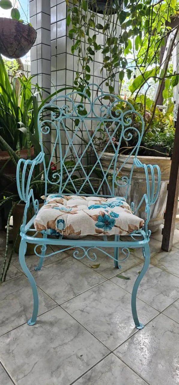 Cadeira de ferro azul com almofada floral - Foto 2
