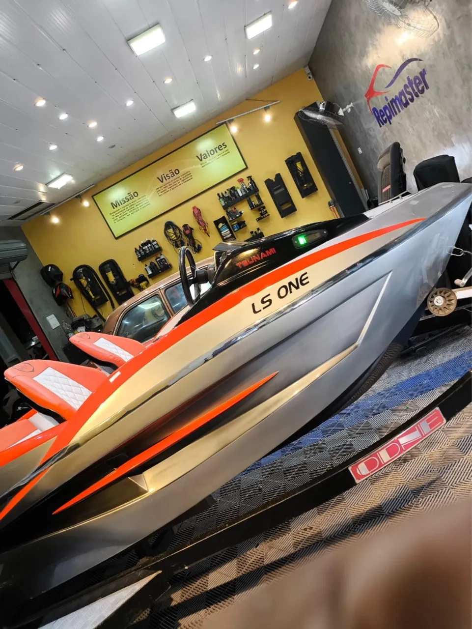 Lancha LS ONE - Design Moderno e Performance Impecável