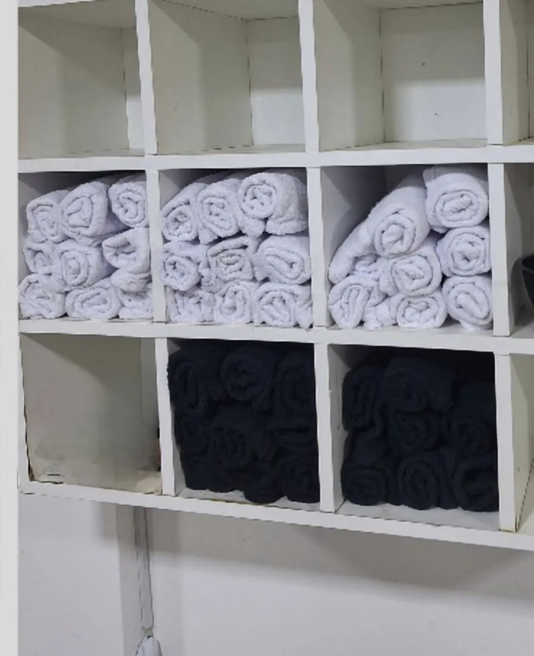 26 toalhas brancas e 16 toalhas pretas 320,00 ou 10x 40,00 cartão Salão de beleza