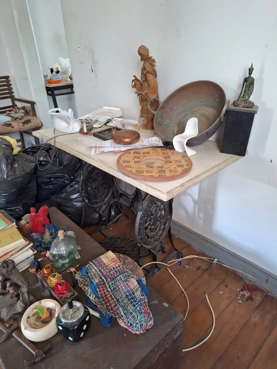 Mesa de máquina de costura antiga com tampo de mármore