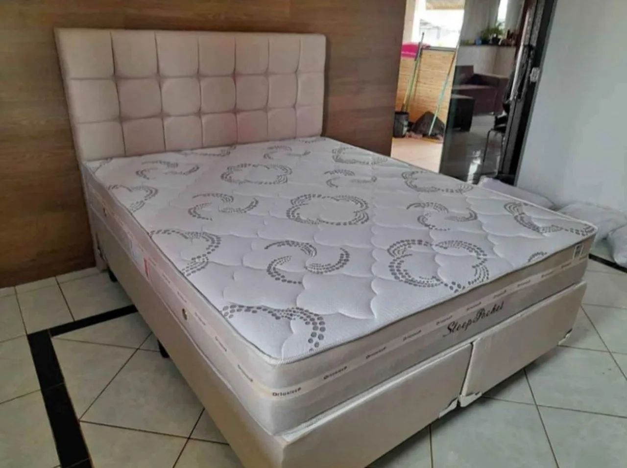 Coma Queen base e colchão e cabeceira 