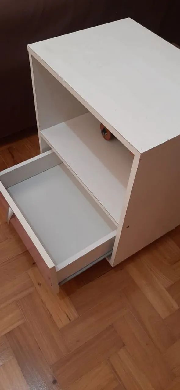 4 Mesa de cabeceira branca com gaveta e uma com detalhe rosa na gaveta a