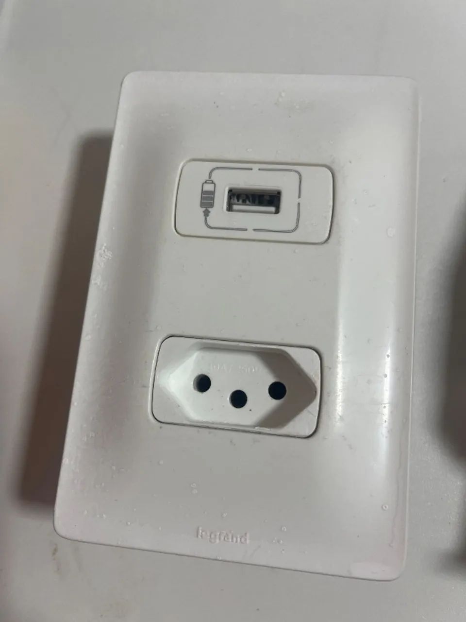 Tomada de 1 seção com entrada USB