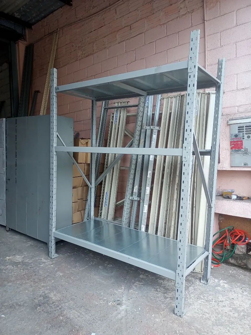 Mini porta Pallet com plano metálico zincado com 03 níveis 2.50 x 1.80x 80 usado