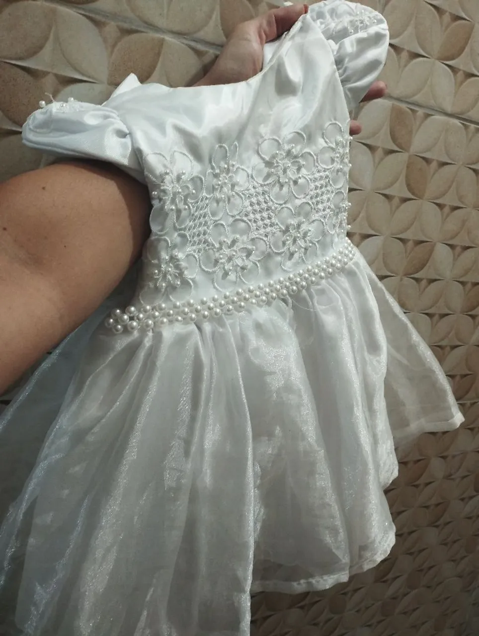 Vestido branco infantil com detalhes em pérolas