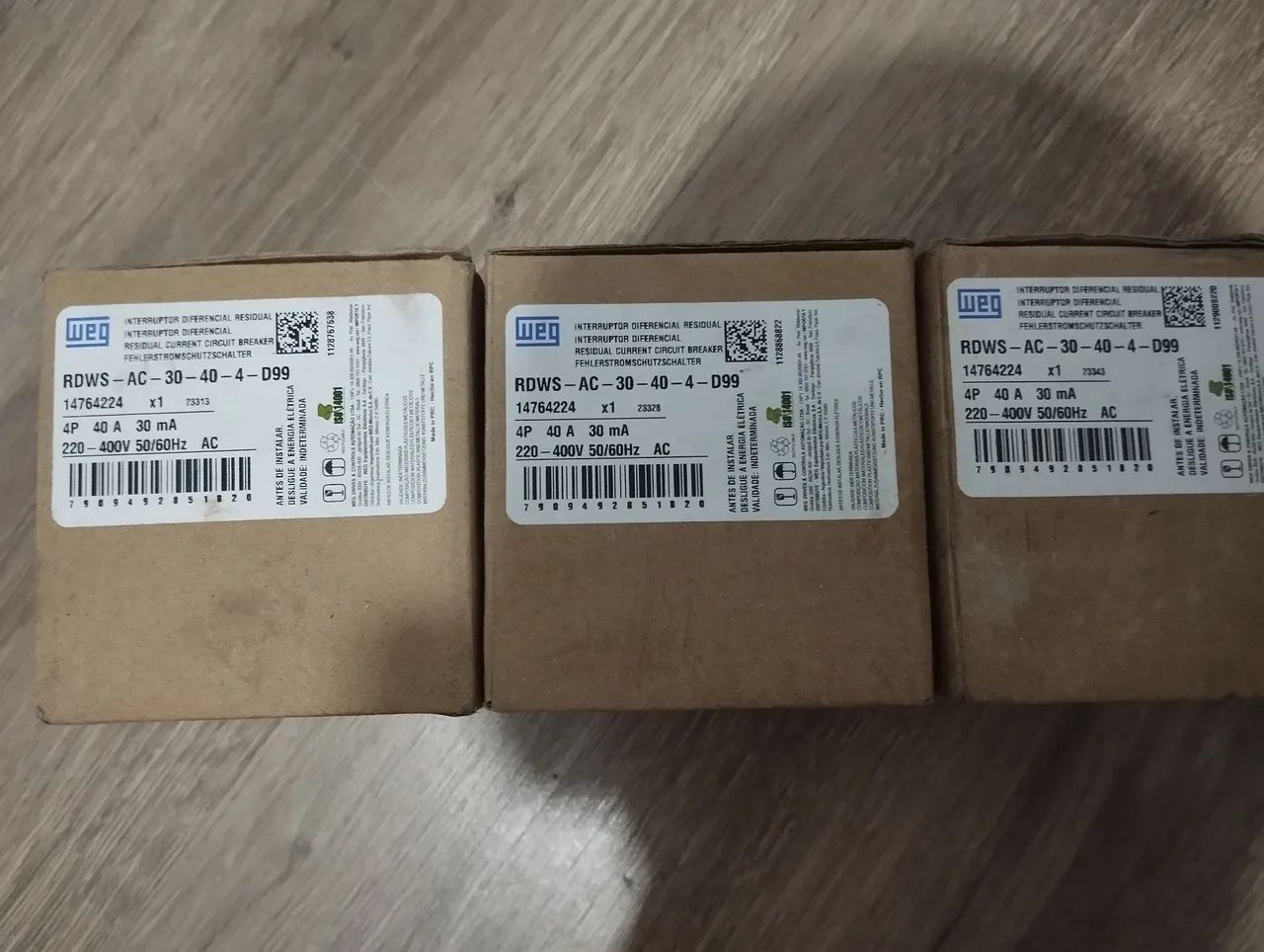 Vendo 4 disjuntores trifásico novos 64330305838466121