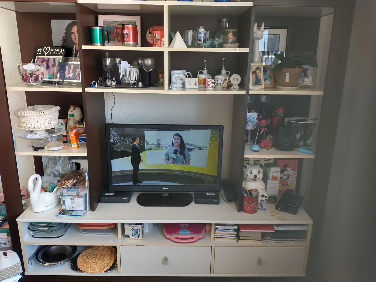 Rack de TV com prateleiras