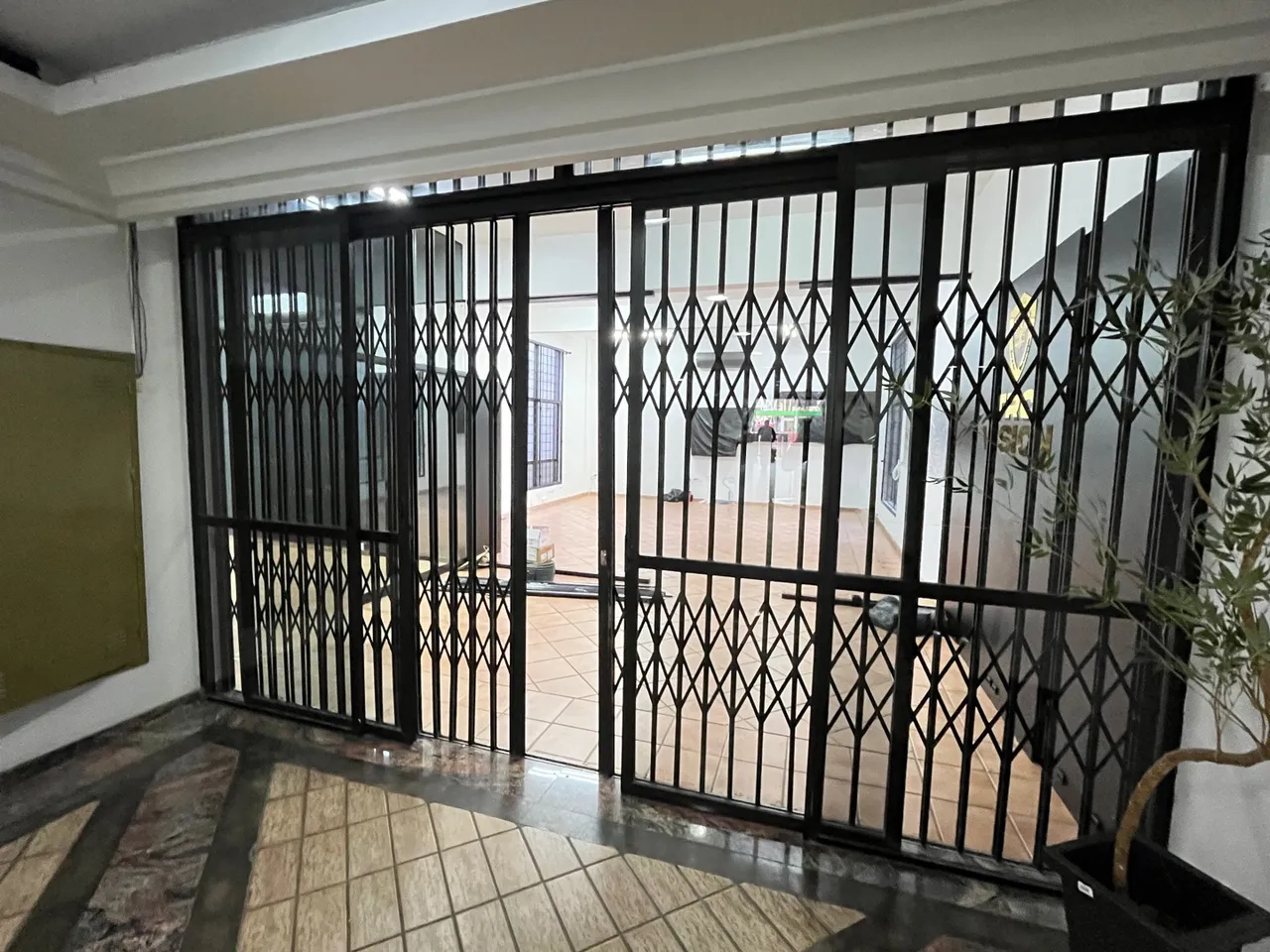 Portão de aço para entrada e porta de vidro