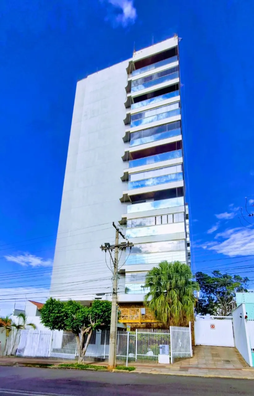 Apartamento Centro com 1 suíte, 2 aptos e 3 sacadas