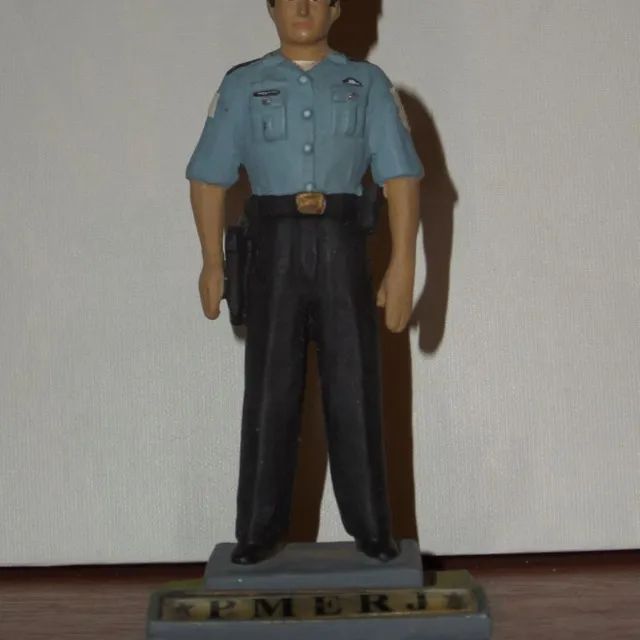 boneco policial em chumbo