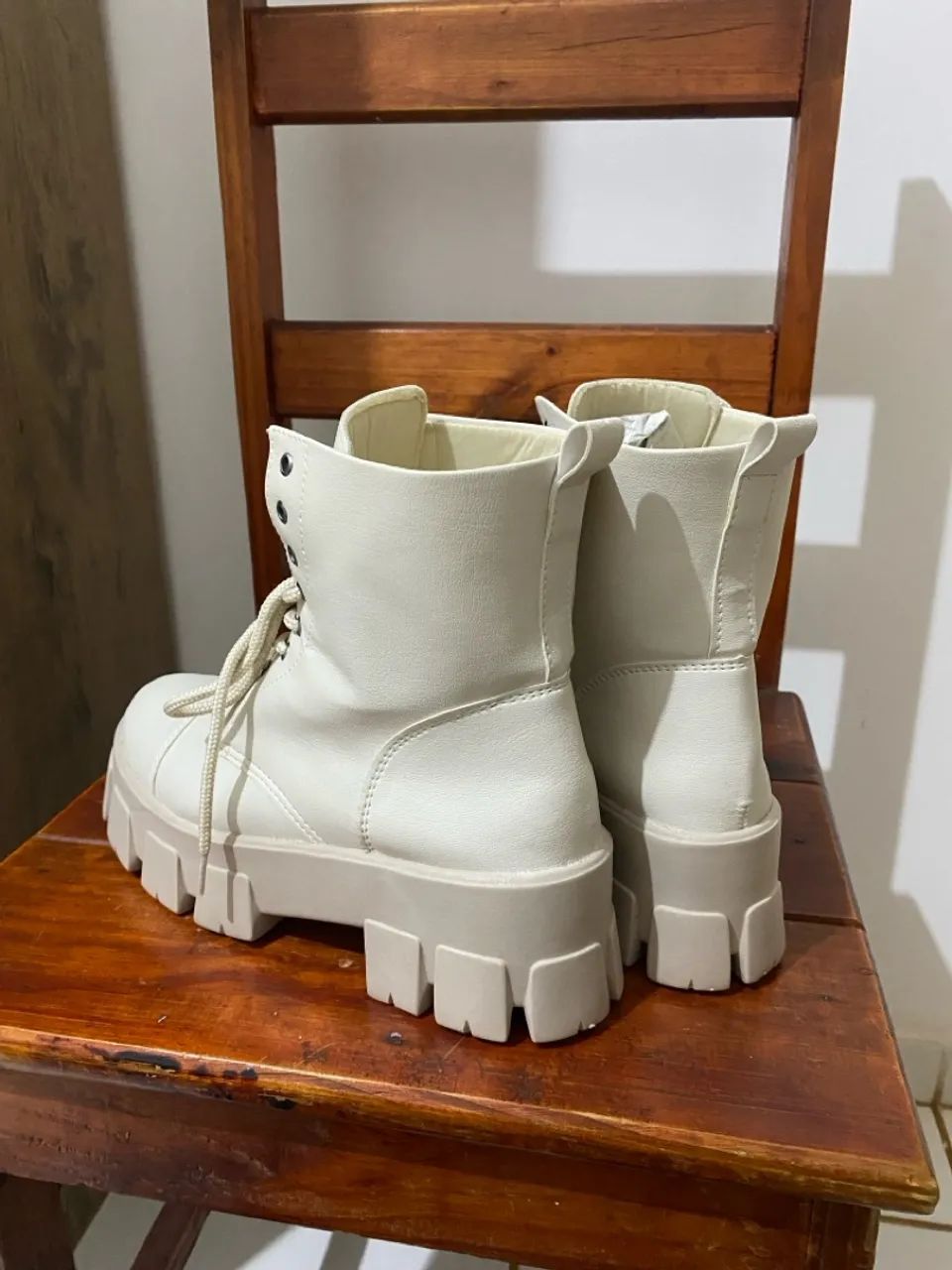 Botas Femininas Tratoradas Brancas - Foto 2
