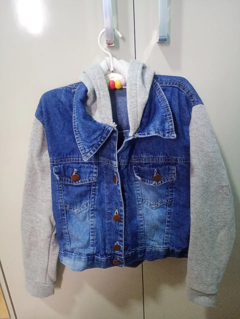 Jaqueta Jeans Infantil com Capuz e blusa homem aranha,40.00 as duas peças