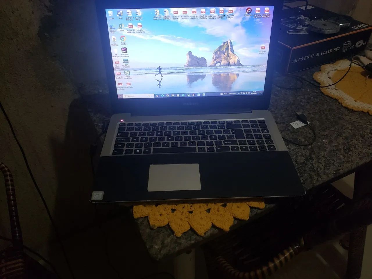 Vendo notebook...a cor dele é prata ta na cor preta porque está envelopado na cor preta..