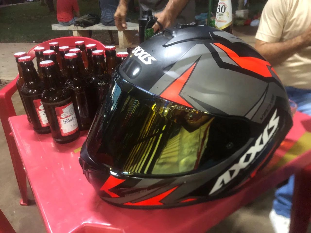 Capacete Axxis com viseira fumê