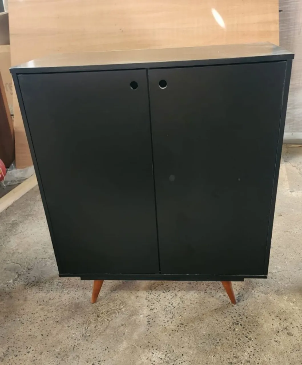 Armário preto com duas portas