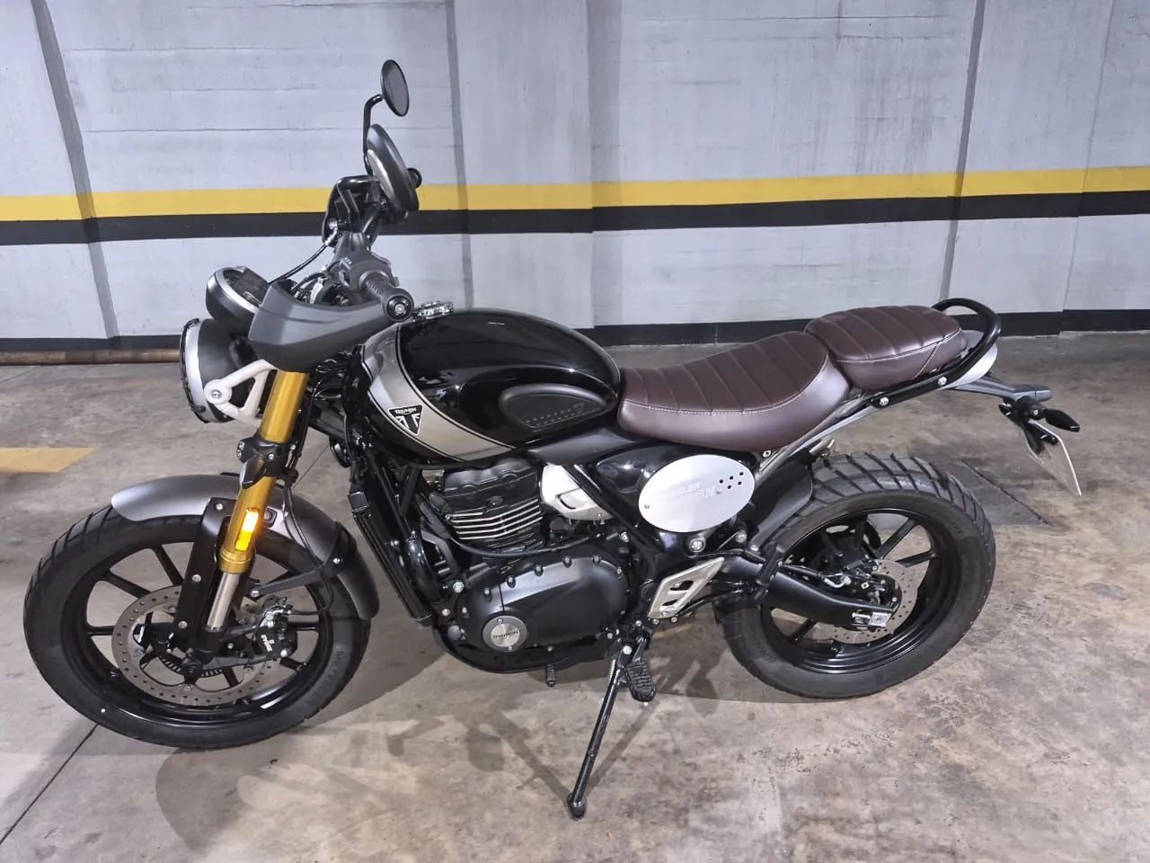 A Triumph Scrambler 400 X 