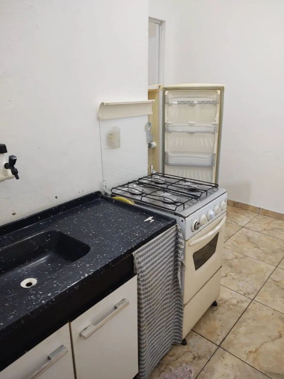 Apartamento mobiliado ,quarto , cozinha e banheiro com estacionamento.  - Foto 2