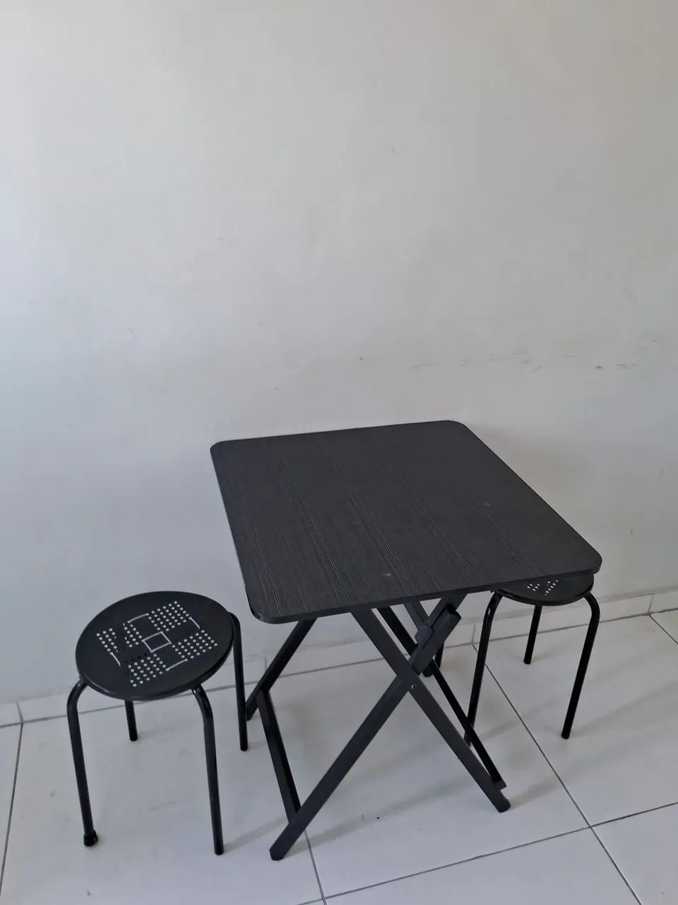 Conjunto mesa com banquinhos - Foto 2
