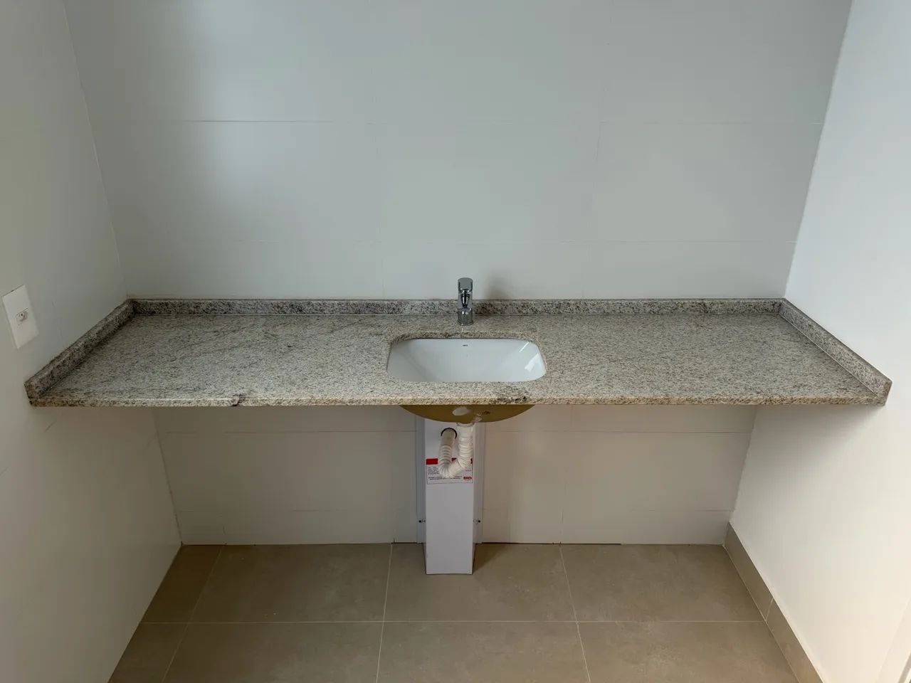 Bancada 196x52cm de Granito Itaúnas com Cuba Deca