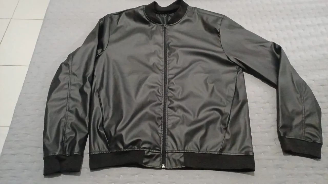 Vendo jaqueta de couro liso preto tamanho GG 