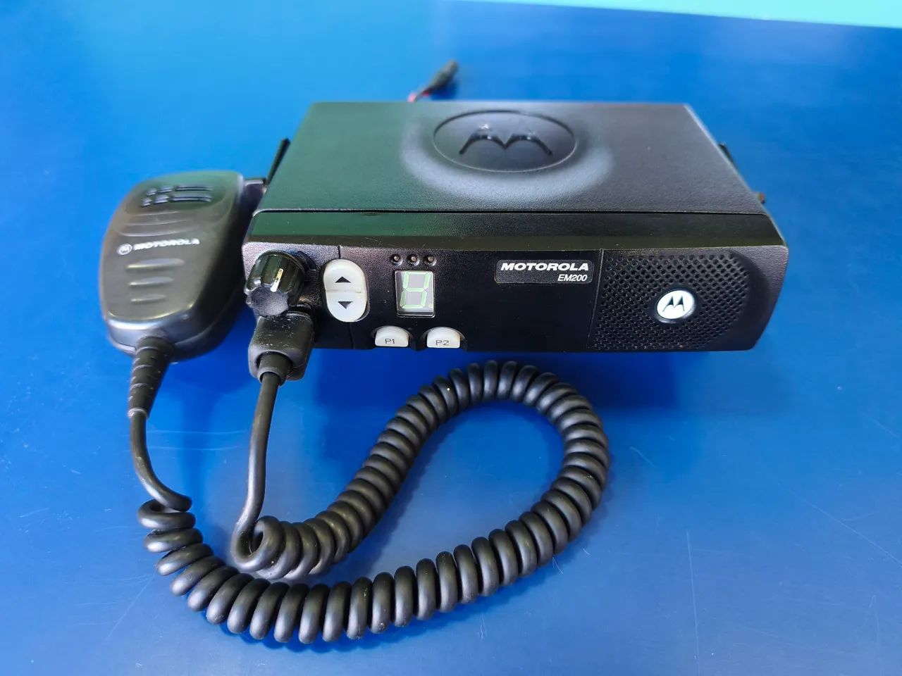 Rádio Motorola EM200 VHF Com PTT e Suporte 