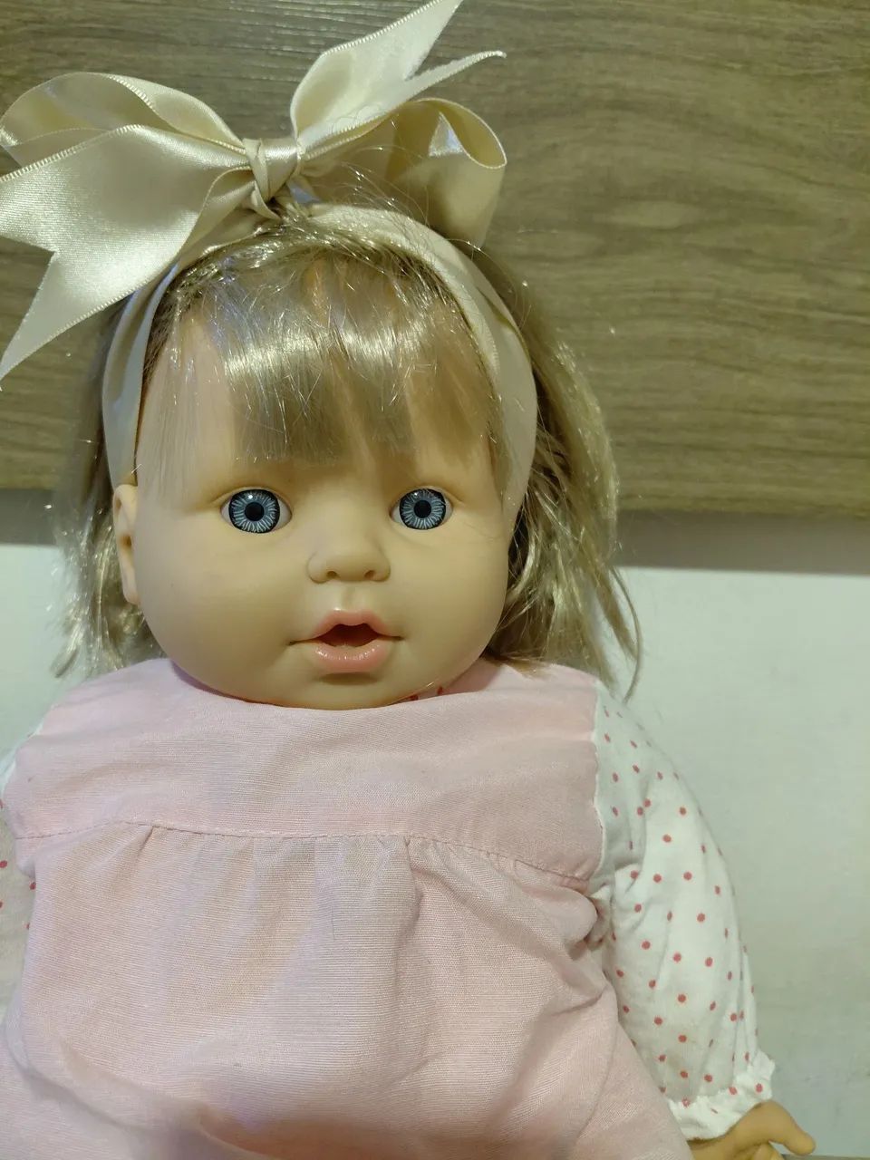 Boneca grande, corpo tecido, cabelo sem queda. Roupa original, corpo limpo e sem detalhes