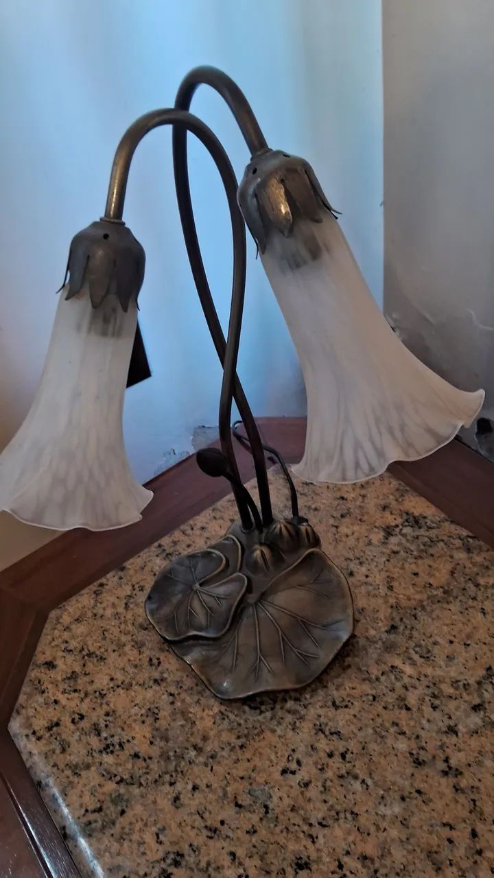 2 Luminárias de mesa de metal bronzeado 