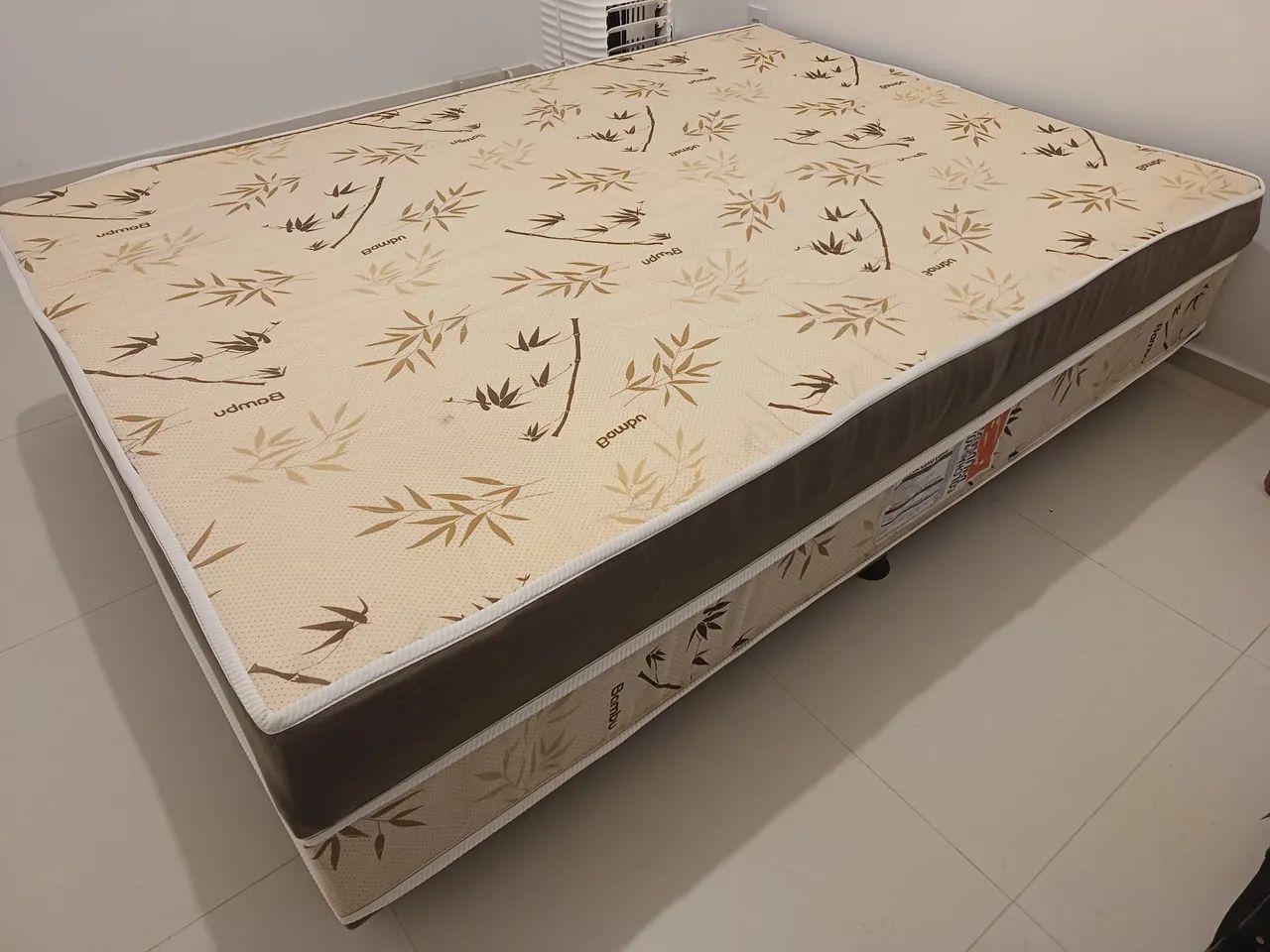 Vendo cama box e racker de tv
