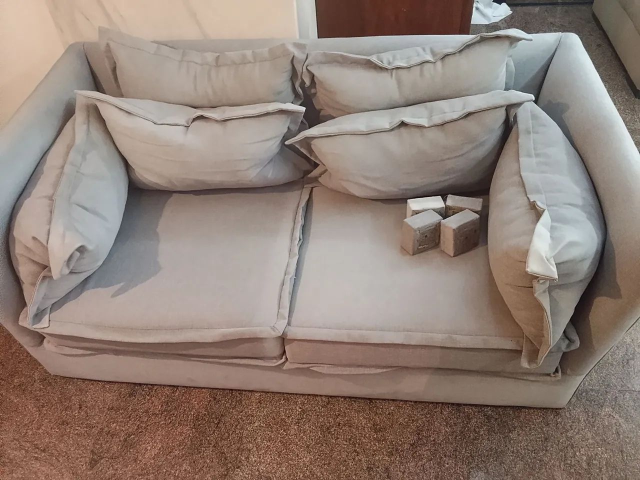 Sofá de 2 lugares simples.