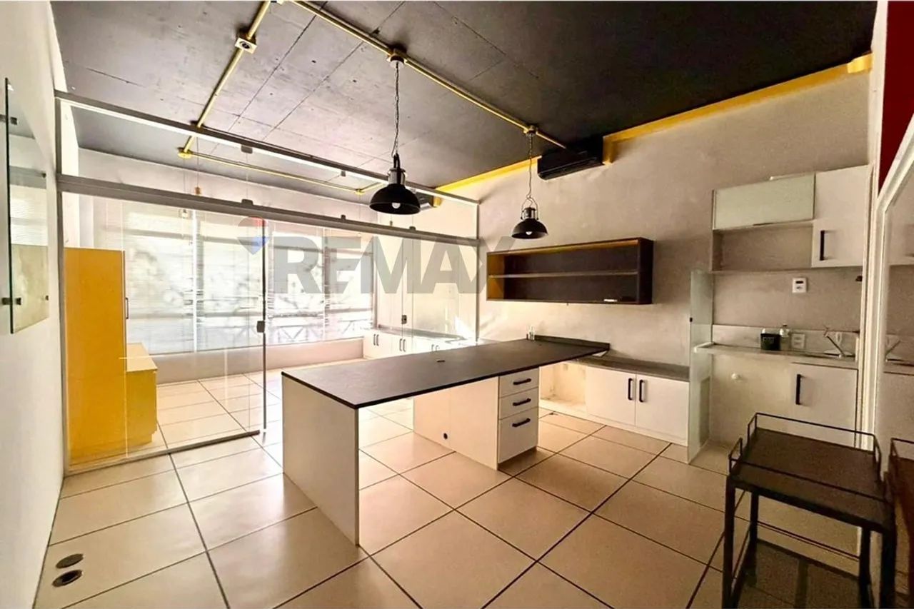 REMAX aluga Sala Comercial térrea, com 39 m², banheiro privativo e vagas de garagem, no Co - Foto 2