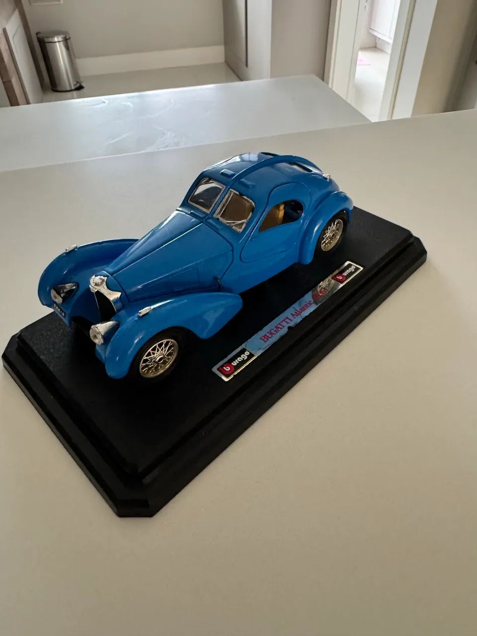 Miniatura Bugatti Atlantic 1936 escala 1:24 marca Burago - Foto 5