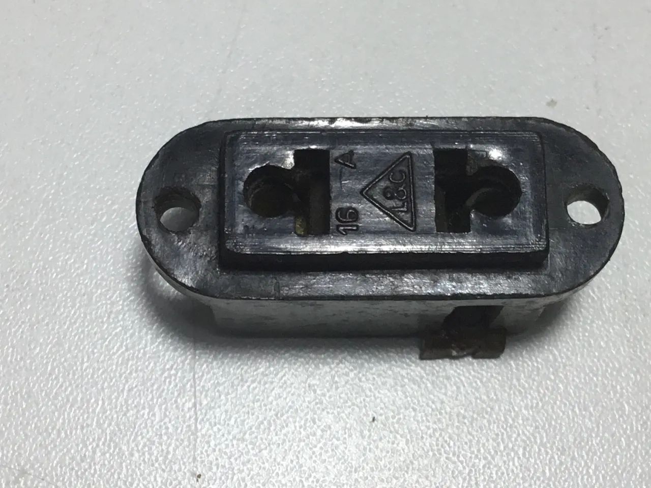 Tomada de energia usada em amplificadores e outros aparelhos 