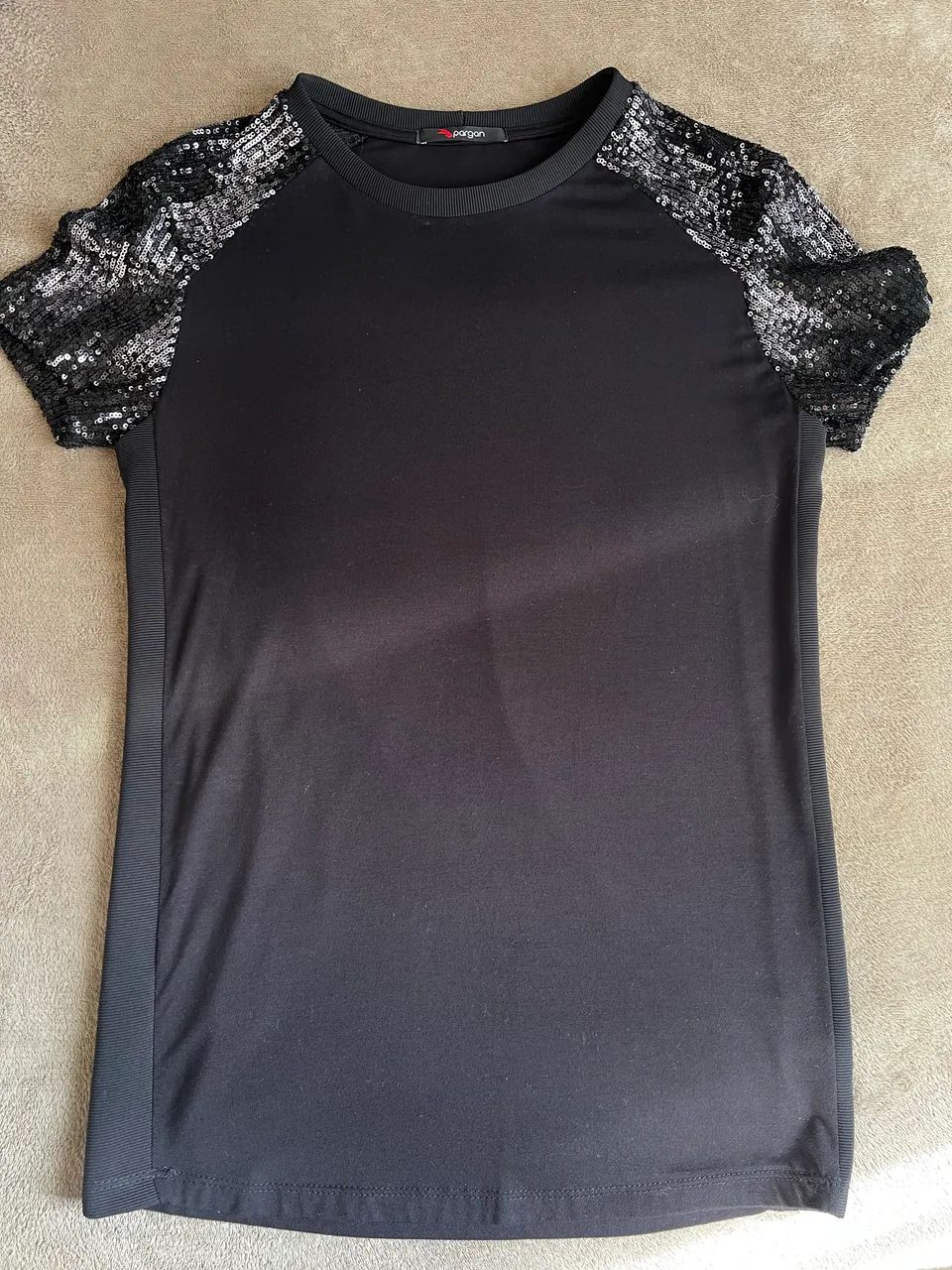 Camiseta preta com paetê nas mangas 