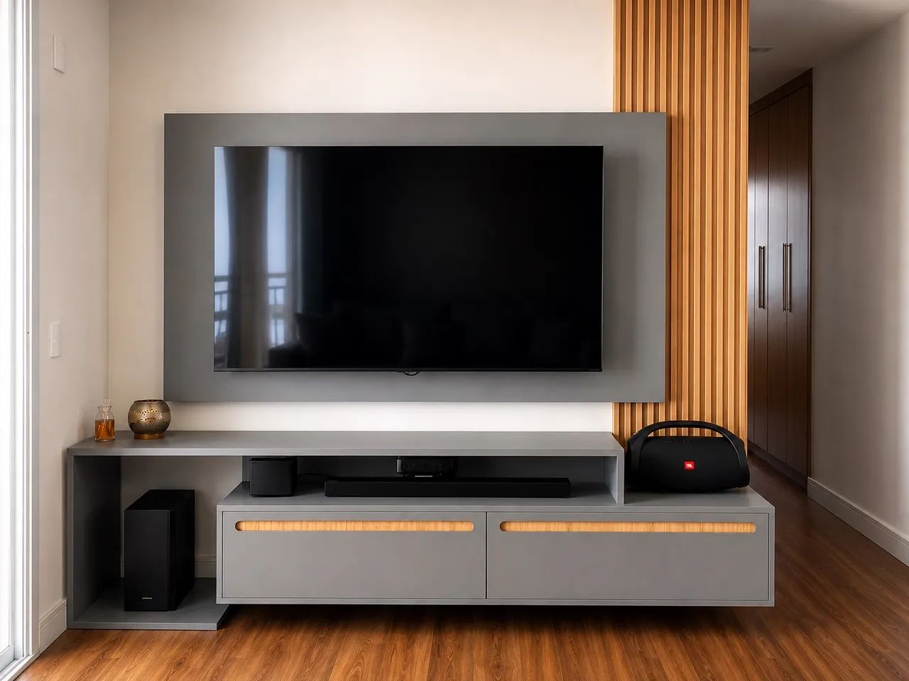 Rack com painel de TV com detalhe ripado
