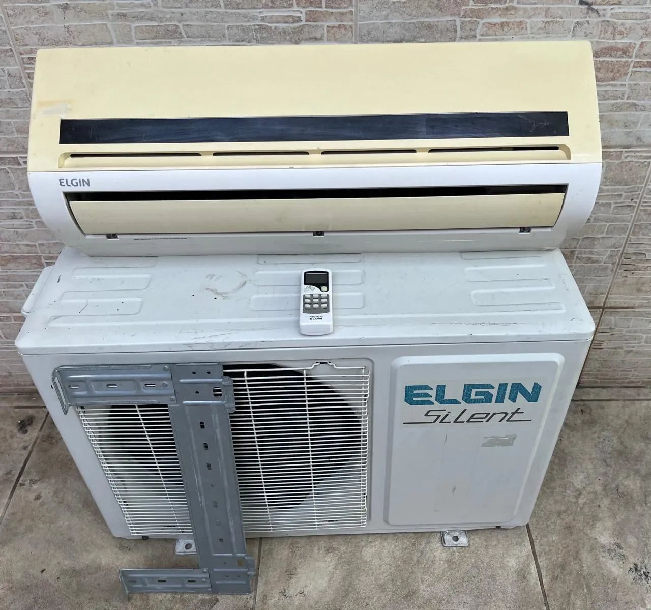Ar split Elgin 12k/220V com controle e suporte higienizado 