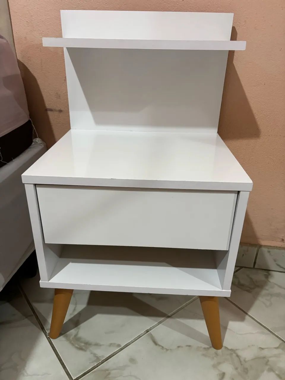 Duas mesas de cabeceira