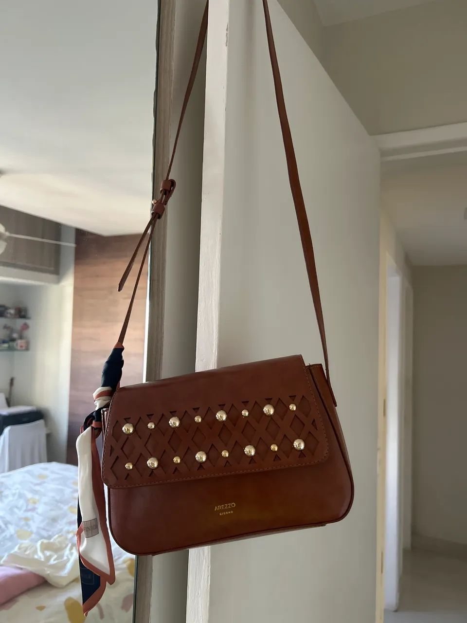 Bolsa Arezzo tiracolo marrom chocolate 