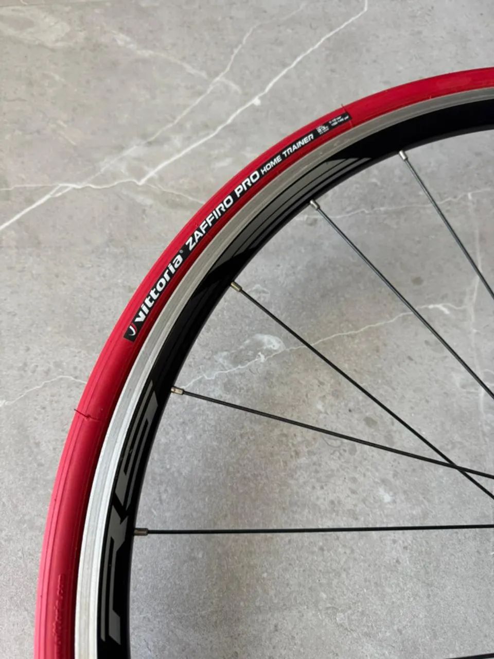 Roda para Bicicleta(Traseira Shimano RS 010) + Pneu Vittoria para treino no rolo 700x23 - Foto 3