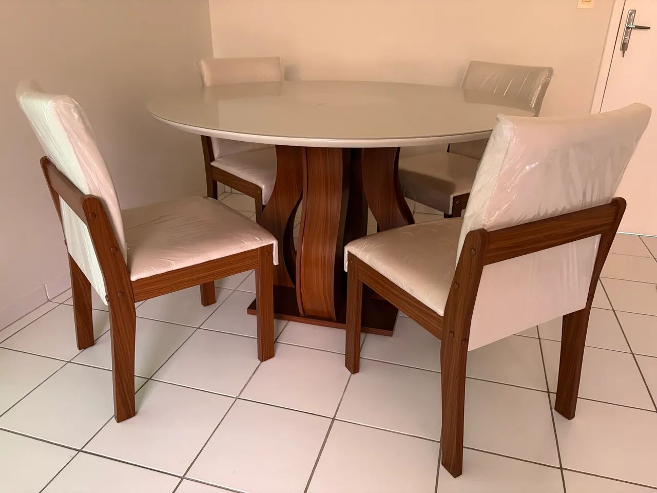 Mesa de jantar com cadeiras - Foto 2