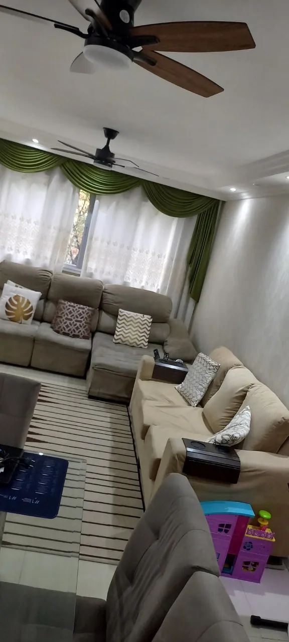 Vendo 2 sofás grandes de 3 lugares ótimo preço.