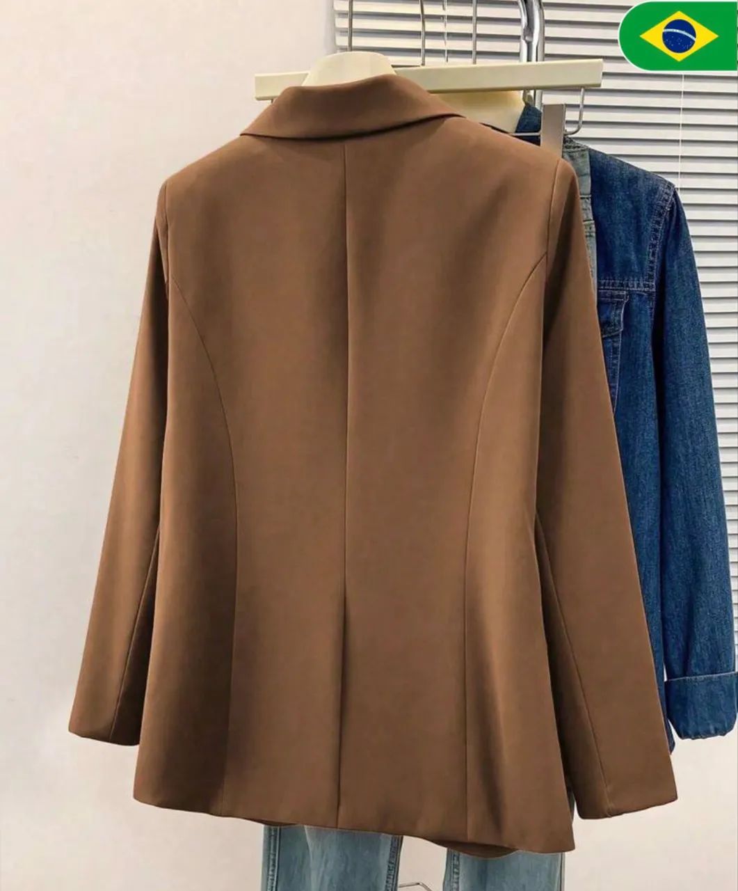 Blazer Feminino de Cor Sólida com Lapela Entalhada com botões frontais  - Foto 5