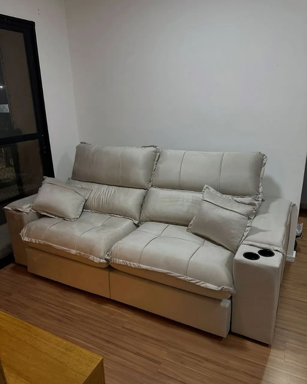 Sofá Afrodite 2.50m veludo retrátil e reclinável porta USB e copos / várias cores  - Foto 3