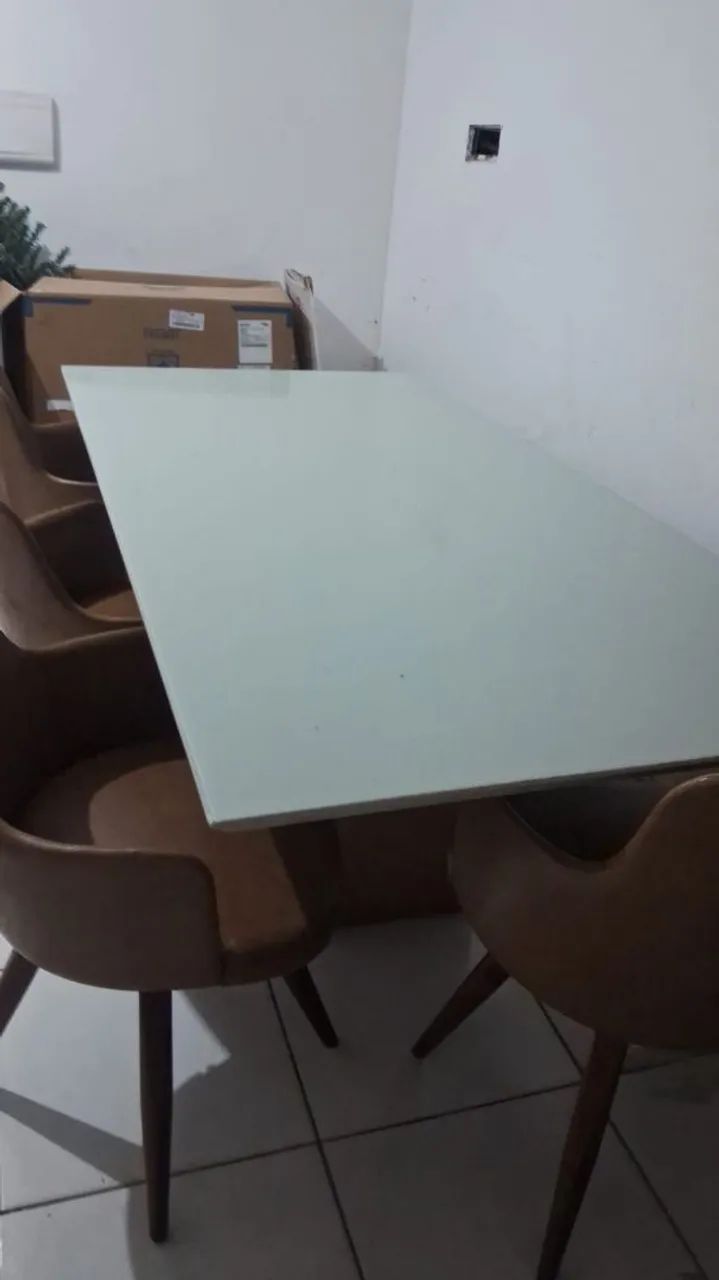 Mesa com cadeiras em bom estado 