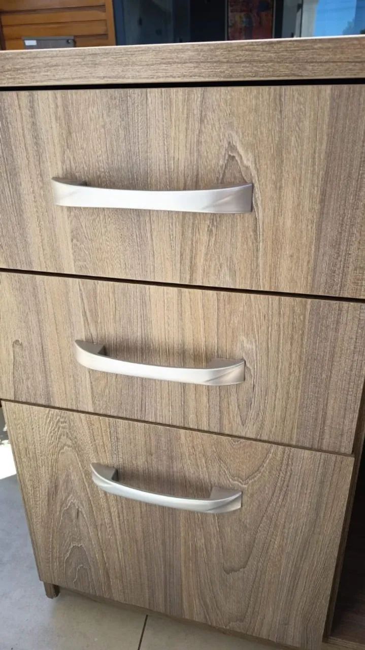 Vendo mesa pra estudar ou pra escritório e armários. - Foto 2